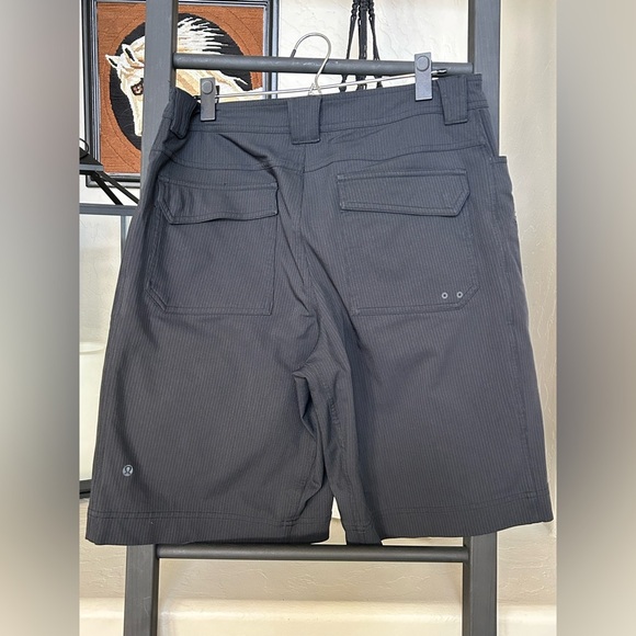 Lululemon Cargo Commute Shorts in Black Size 34 - Picture 2 of 5